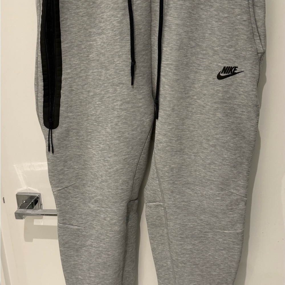 Men’s Nike Tech Grey Sweatpants – Size Large $20